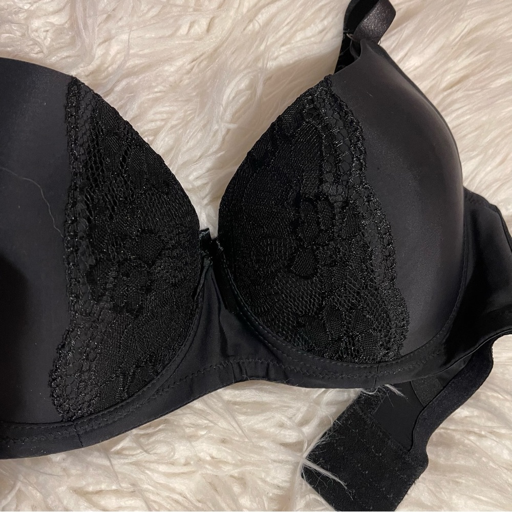 Emily Johnson Black Bra -38DD - Picture 4 of 10